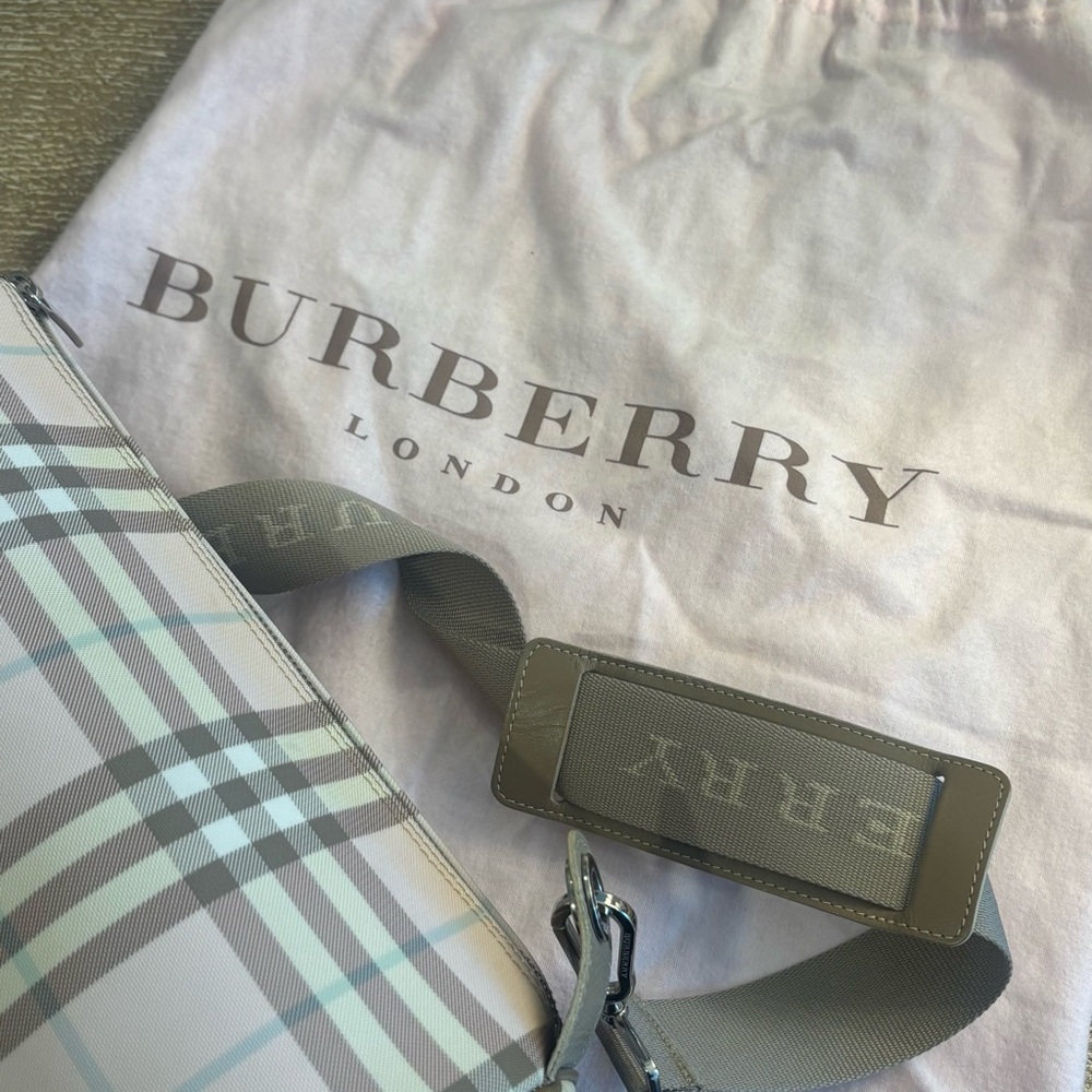 Authentic Burberry vintage pink round roll bag! - Picture 3 of 3